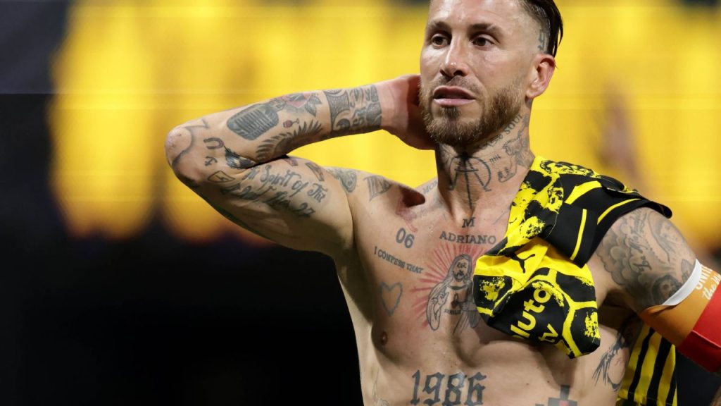 Sergio Ramos revine în Europa: O pagină nouă în cariera legendarului fundaș După o aventură fructuoasă în ligile din Qatar, Sergio Ramos, unul dintre cei mai valoroși fundași din istoria fotbalului, își face întoarcerea pe continentul european, stârnind entuziasm în rândul suporterilor și criticilor deopotrivă