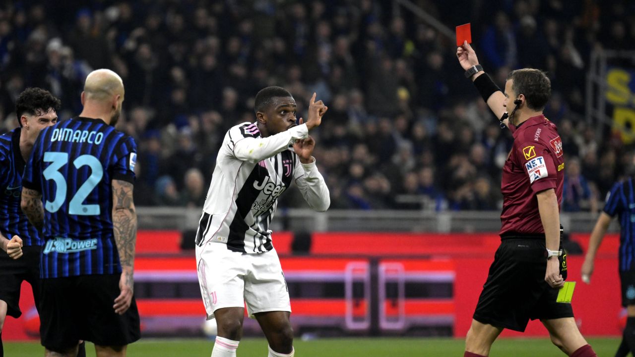 Juventus pierdere severă în derby-ul cu Inter: Kalulu eliminat! Într-un meci de intensitate ridicată, Juventus a fost surprinsă să joace în zece oameni în derby-ul cu Inter Milano, după ce fundașul Pierre Kalulu a fost eliminat