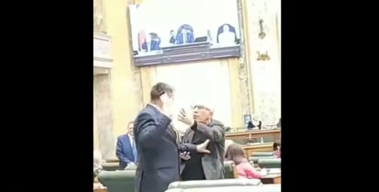 Președintele Senatului, Mircea Abrudean, a ordonat o analiză detaliată a incidentului tensionat din ședința de plen de miercuri, urmând să fie aplicate prevederile regulamentului parlamentar privind etica și sancțiunile