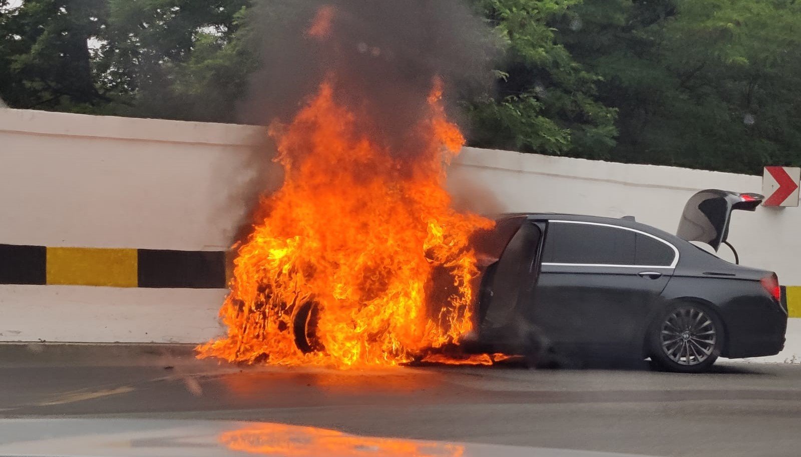 Un adolescent de 15 ani din Brașov a fost plasat în arest preventiv, fiind acuzat de incendierea unei mașini în urma unei provocări virale pe o rețea de socializare