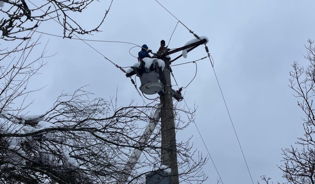 Criza energetică continuă: peste 200.000 de locuinţe deconectate temporar de la reţeaua electrică, în timp ce eforturile de reconectare se intensifică În contextul unei situaţii de criză energetică fără precedent, aproape 200.000 de locuinţe din România au fost deconectate de la reţeaua de furnizare a energiei electrice, ca urmare a problemelor generate de creșterea cererii și de dificultățile din sectorul de producție