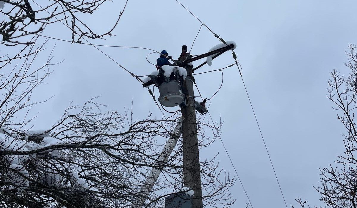 Criza energetică continuă: peste 200.000 de locuinţe deconectate temporar de la reţeaua electrică, în timp ce eforturile de reconectare se intensifică În contextul unei situaţii de criză energetică fără precedent, aproape 200.000 de locuinţe din România au fost deconectate de la reţeaua de furnizare a energiei electrice, ca urmare a problemelor generate de creșterea cererii și de dificultățile din sectorul de producție