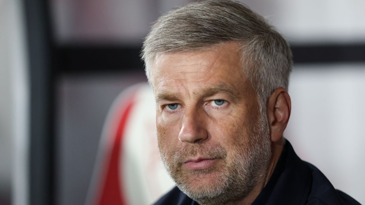 Iordănescu, în căutarea unui nou început în carieră Fostul selecționer al echipei naționale a României, Anghel Iordănescu, se află într-un moment de răscruce după despărțirea de Legia Varșovia, echipă cu care a avut un parcurs tumultuos, culminând cu plecarea sa din funcție în octombrie