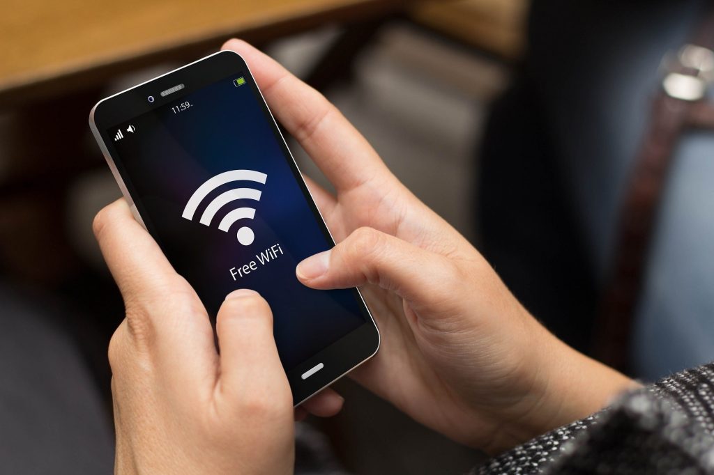 Rețelele Wi-Fi publice pot fi o capcană subtilă, dar extrem de eficientă pentru infractorii cibernetici