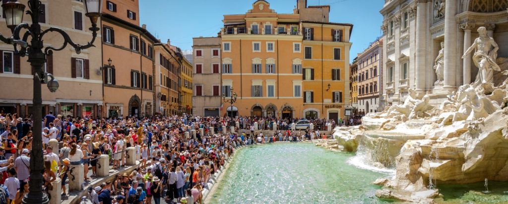 Roma introduce taxă pentru accesul la Fontana di Trevi, pentru a gestiona aglomerația fără precedent Într-o încercare de a controla mulțimea record care a invadat recent faimosul monument, autoritățile din Roma au decis să instituie o taxă de intrare pentru vizitatori