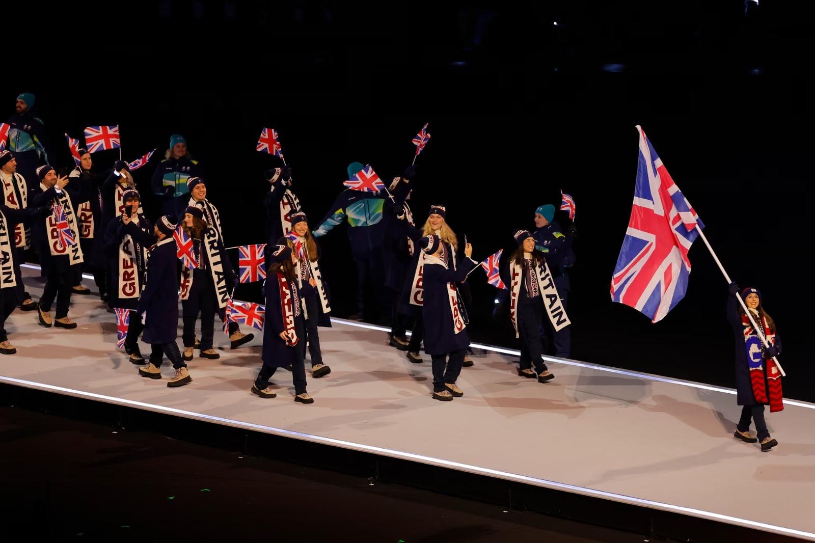 Ilinca Lungu, designerul ieșean ce a cucerit lumea modei prin creațiile sale spectaculoase, a fost recent în centrul atenției internaționale, după ce a realizat costumele purtate de reprezentanții României la ceremonia de deschidere a Jocurilor Olimpice de Iarnă Milano-Cortina 2026