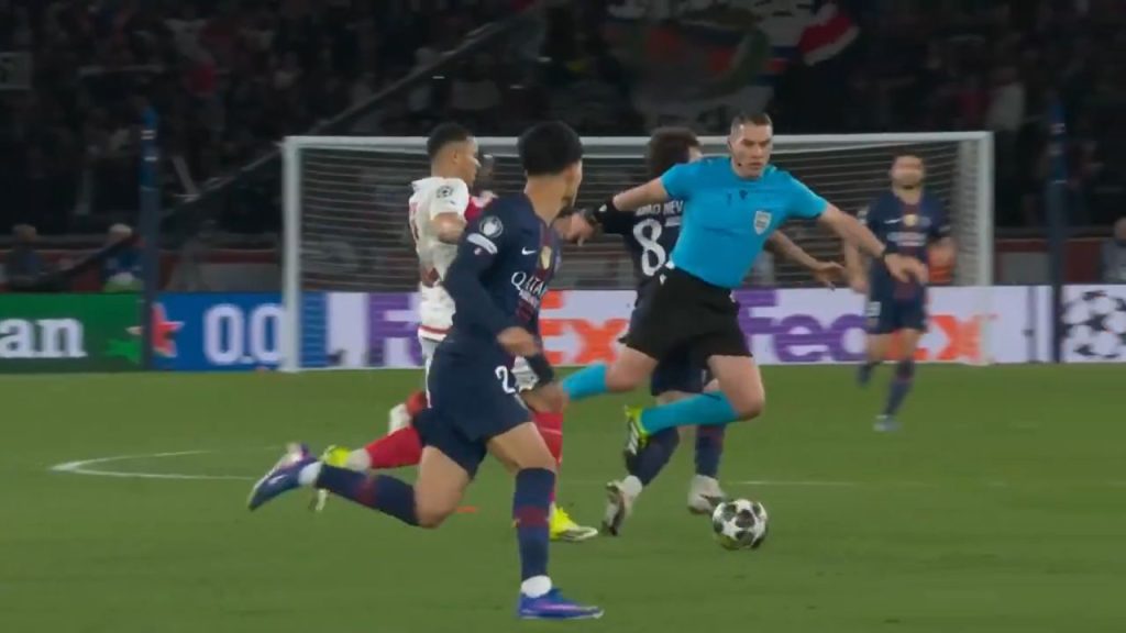 Istvan Kovacs atrage atenția în duelul dintre PSG și AS Monaco Liniile de demarcație dintre fotbalul francez și arbitrajul internațional s-au estompat recent, în timpul meciului de retragere din play-off-ul pentru optimile Ligii Campionilor, când Istvan Kovacs a devenit subiectul principal al unei situații controversate