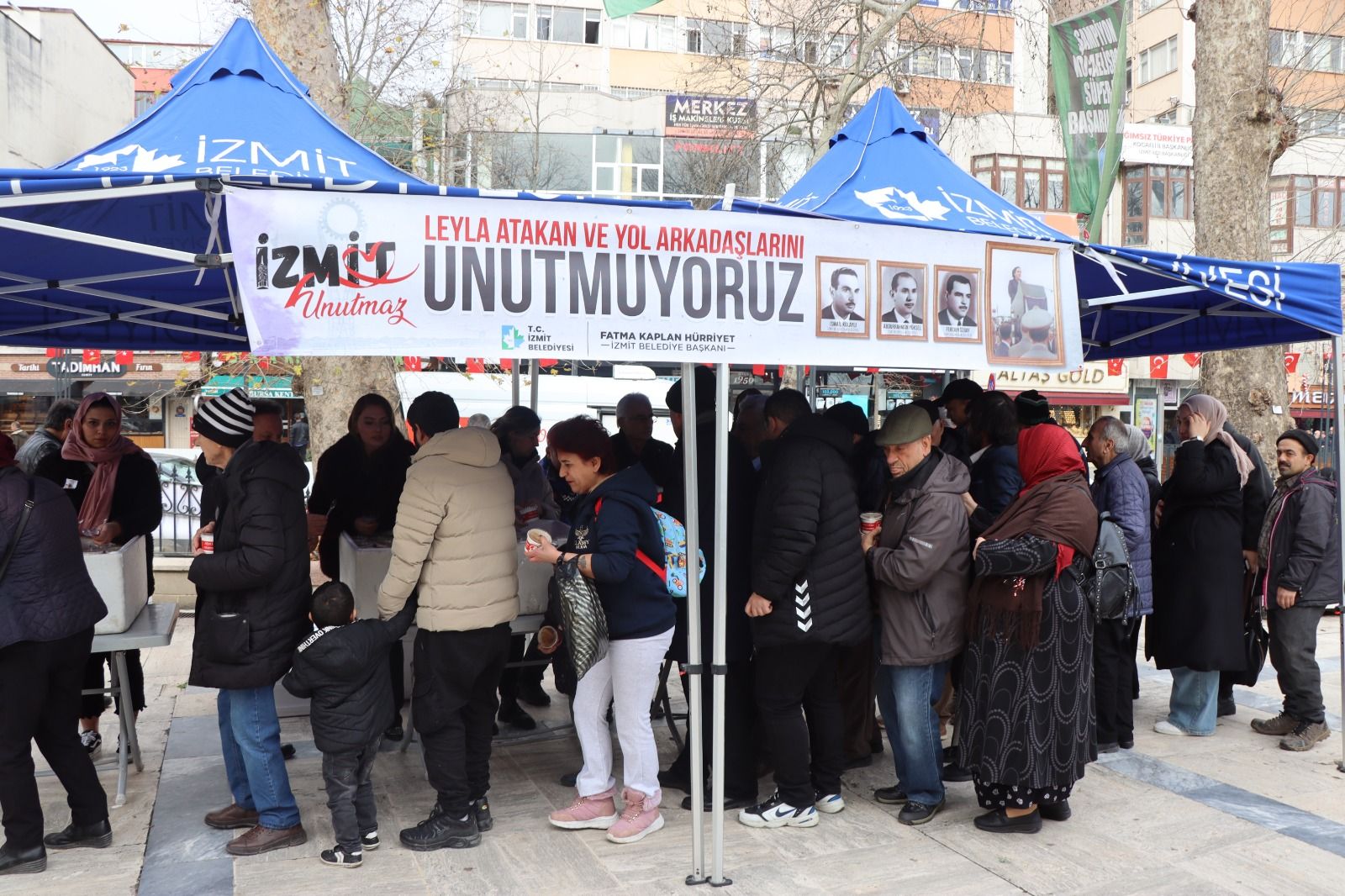 Mevlit în memoria primelor femei ale İzmitului Într-o atmosferă solemnă, comunitatea din İzmit a omagiat memoria primului primar femeie al orașului, Leyla Atakan, alături de colegii săi de muncă, Ismail Kolaylı, Feridun Özbay și Abdurrahman Yüksel