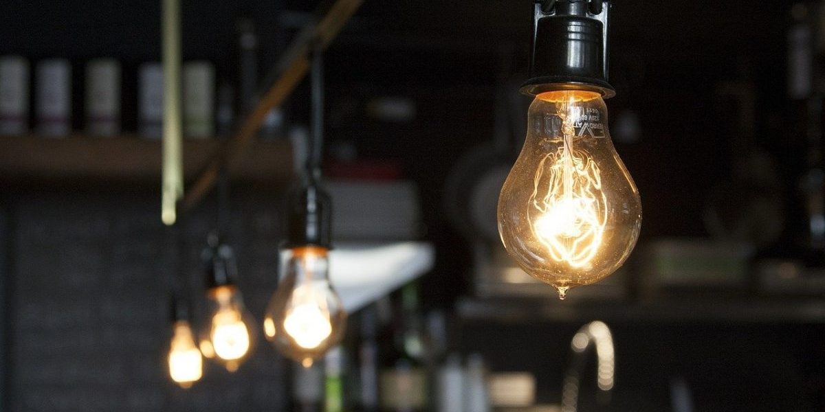 light-bulbs-406939_1280-e1609332175800.jpg - StiriAlese