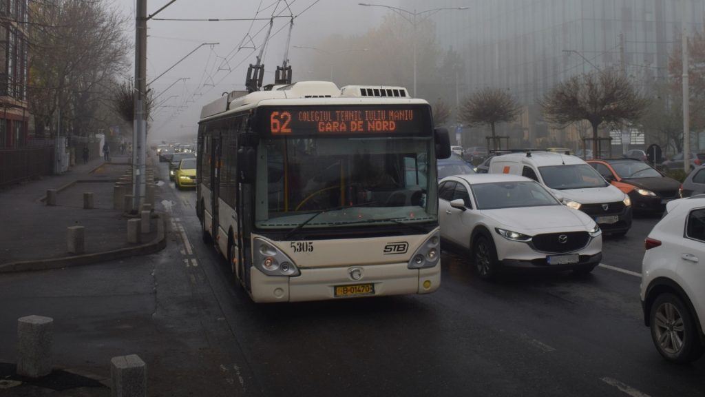 Troleibuzele cu indicativul 62 și 63 revin în trafic, după finalizarea lucrărilor pe bulevardul Iuliu Maniu După o perioadă de restricții cauzate de șantierul de pe Bulevardul Iuliu Maniu, linia de troleibuz cu indicativul 62 a revenit pe traseul obișnuit, iar linia 63 și-a reluat circulația pe traseul de bază