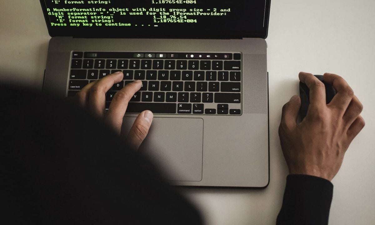 Wi-Fi-ul public a devenit o necesitate pentru mulți dintre noi, oferindu-ne rapiditatea și comoditatea de care avem nevoie pentru a lucra, a naviga sau a comunica în deplasare