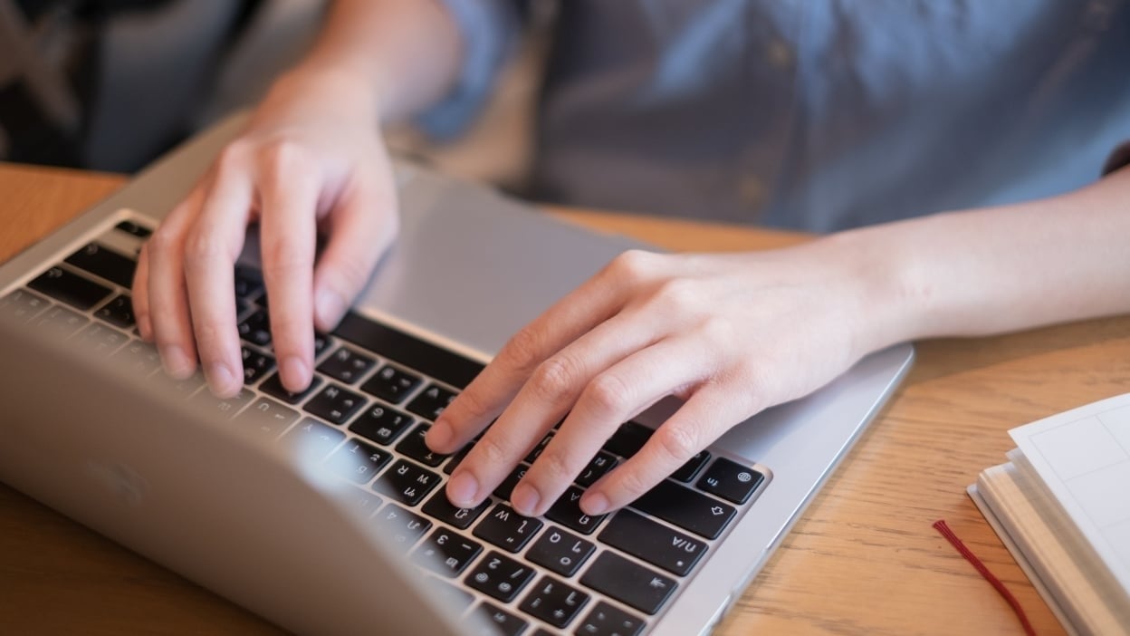 Atacurile cibernetice devin din ce în ce mai sofisticate, iar recent a fost raportată o schemă subtilă și insidioasă, care exploatează în mod inteligent încrederea utilizatorilor în invitațiile digitale și notificările aparent inofensive