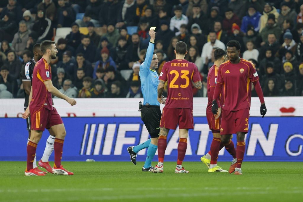 Proteste și controverse în meciul Udinese – Roma: arbitraj contestat și un început exploziv În cadrul etapei a 23-a din Serie A, meciul dintre Udinese și Roma, desfășurat luni, 2 februarie, a fost marcat de momente controversate și proteste vehemente din partea echipei oaspete