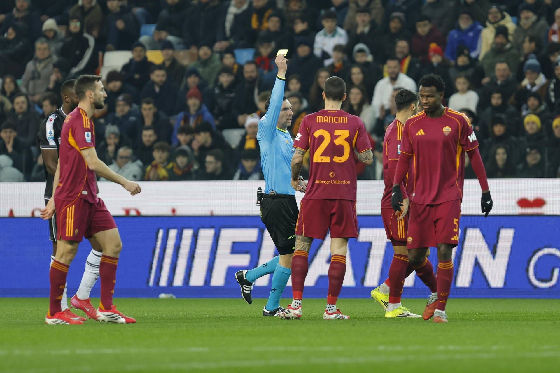 Proteste și controverse în meciul Udinese – Roma: arbitraj contestat și un început exploziv În cadrul etapei a 23-a din Serie A, meciul dintre Udinese și Roma, desfășurat luni, 2 februarie, a fost marcat de momente controversate și proteste vehemente din partea echipei oaspete