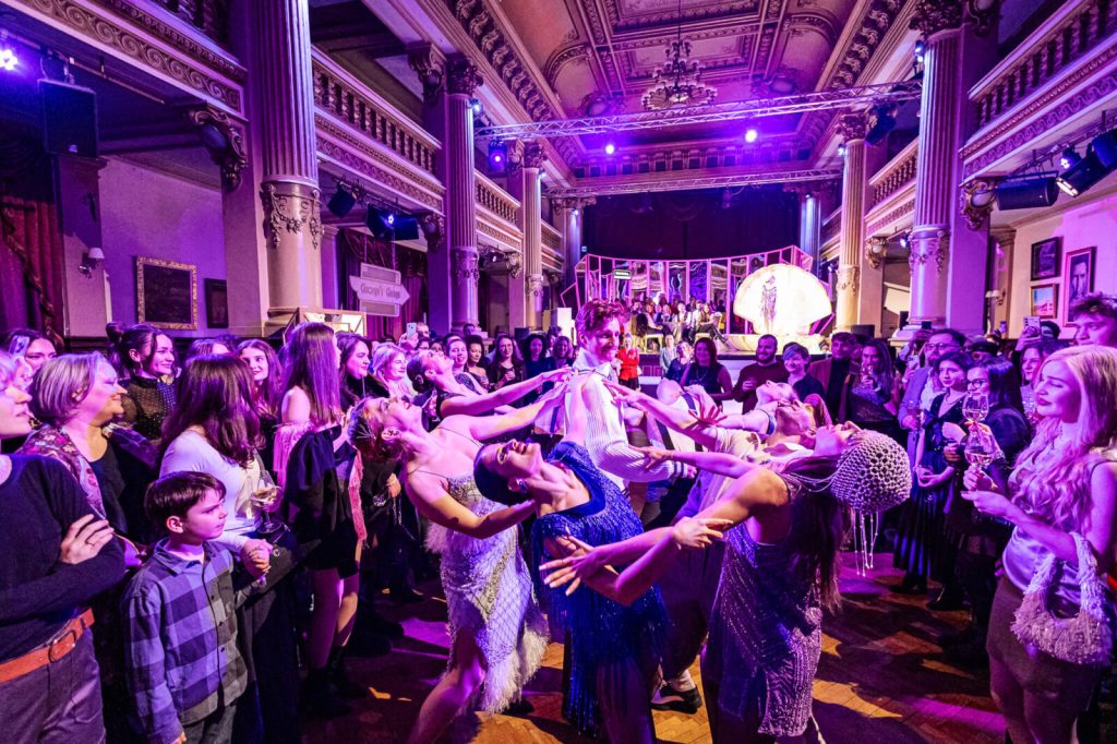 Bucureștenii sunt invitați din nou la o experiență spectaculoasă, de această dată immersivă și purtată în latura decadentă a anilor ’20