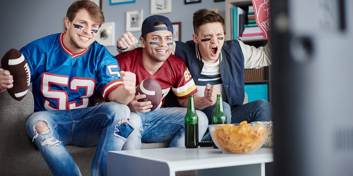 men-watching-football-eating-chips.jpg - StiriAlese