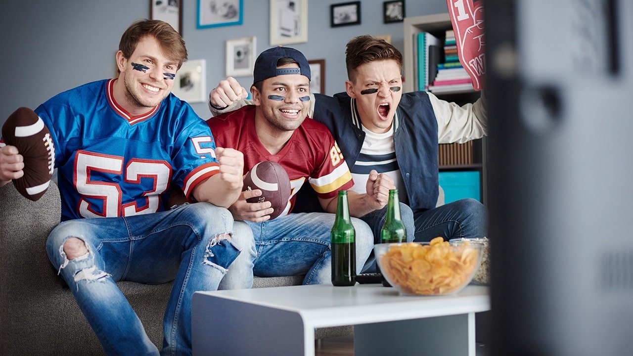 Aceasta este noua tendință în snack-urile de Super Bowl: opțiuni sănătoase pe primul loc Într-o schimbare notabilă a obiceiurilor culinare de Super Bowl, o mare parte dintre americani caută din ce în ce mai mult opțiuni sănătoase pentru gustări, renunțând astfel la mesele tradițional indulgente