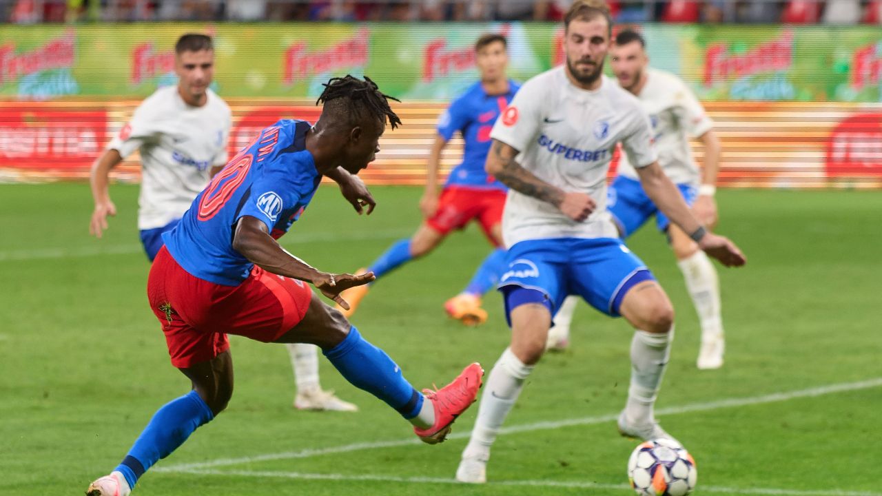 Nana Antwi, în căutarea oportunității perfecte la Hermannstadt Fotbalul românesc continuă să se redefinească, iar Nana Antwi, un tânăr talent născut în Ghana, este un exemplu perfect de jucător care caută să-și facă un nume în peisajul ligii interne