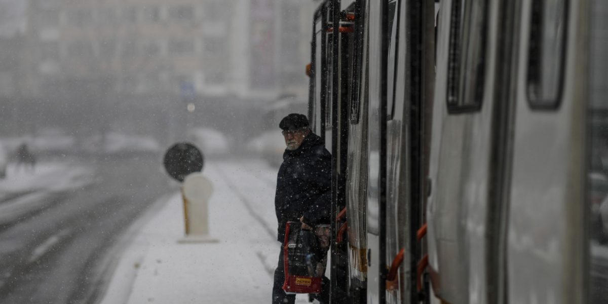 ninsoare-cinci-bucuresti-tramvai-zapada-vreme-rea.jpg - StiriAlese