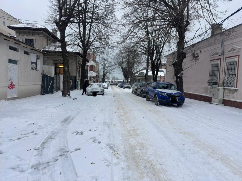Constănțenii reclamă lipsa deszăpezirii, primăria neagă: „Am acționat de noapte”