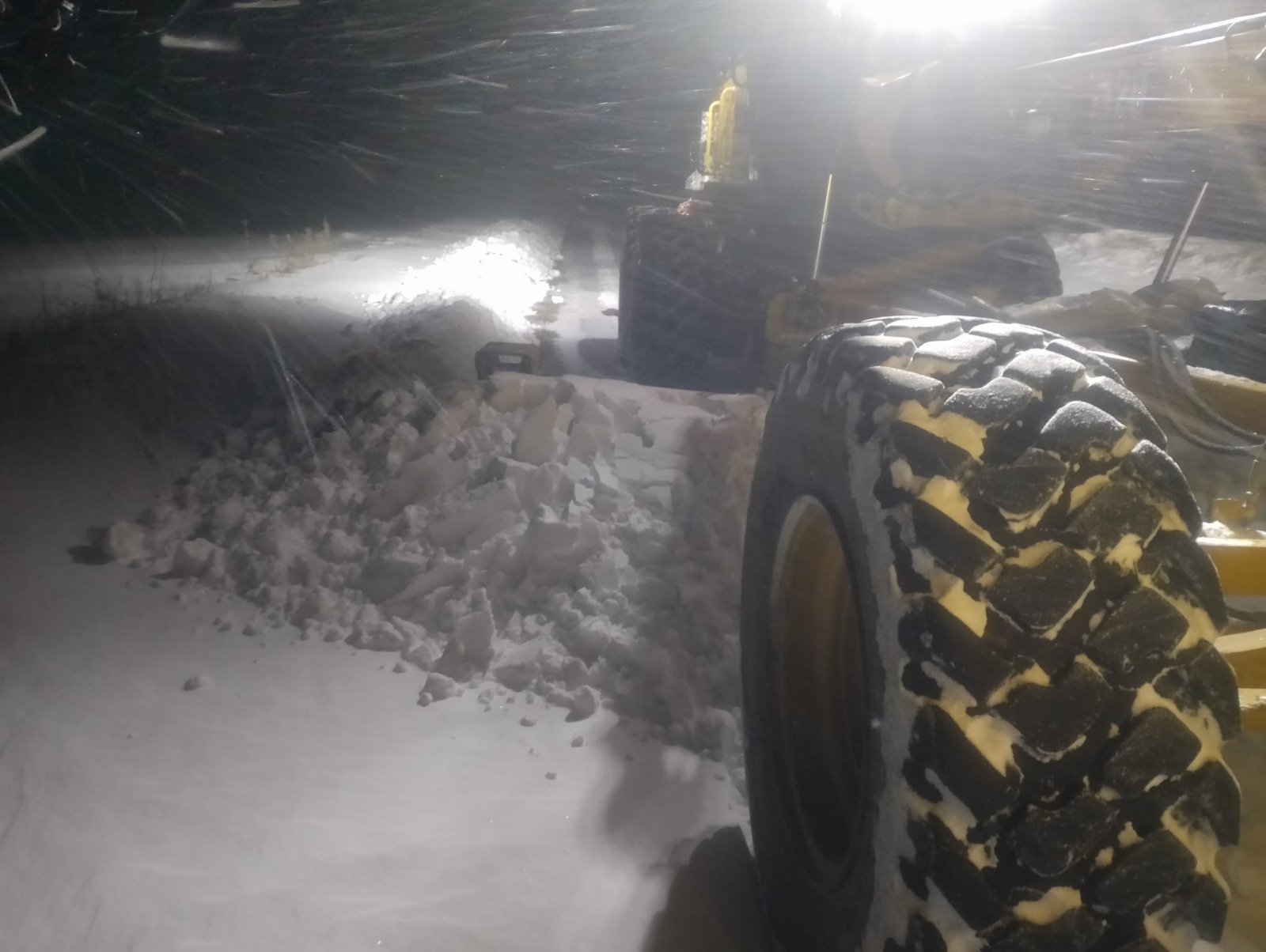 Cod roșu de ninsori în București și în județele din apropiere, o situație care afectează deja traficul și activitatea zilnică, iar autoritățile sunt în alertă maximă