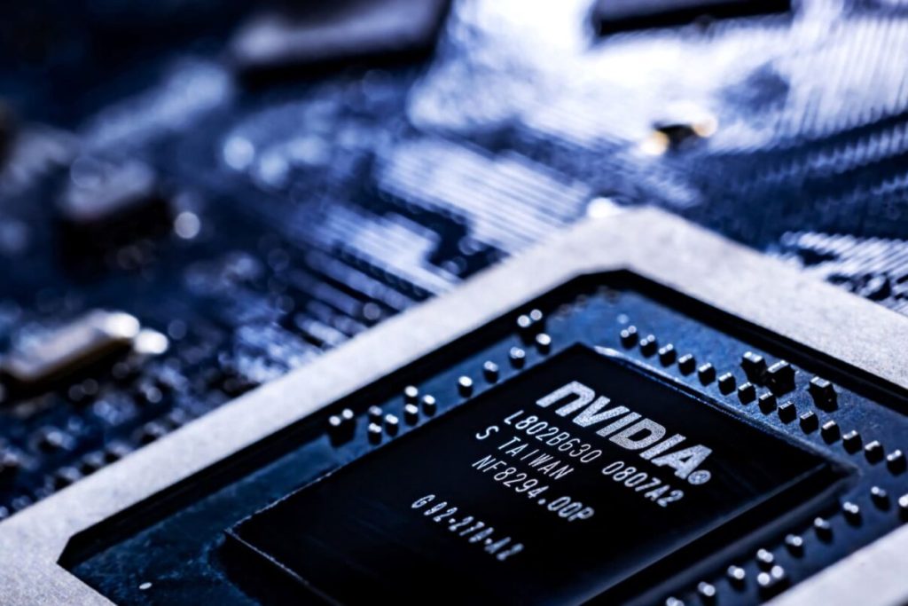 Gigantul tehnologic Google continuă să alimenteze o luptă acerbă pentru dominația în domeniul inteligenței artificiale, prin investiții masive ce vor remodela infrastructura globală a datelor și hardware-ului
