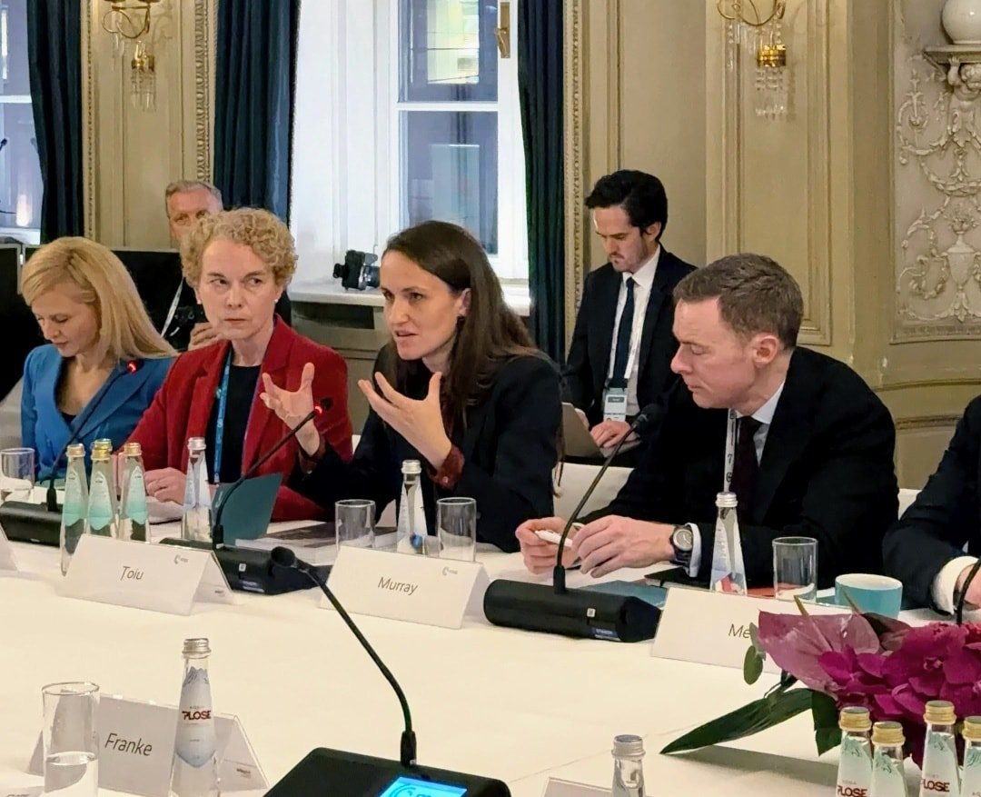 Oana Ţoiu apără utilizarea fondurilor UE pentru consolidarea apărării NATO Ministrul Afacerilor Externe, Oana Ţoiu, a deschis zilele acestea dezbaterile de la Conferința de Securitate de la Munchen cu un discurs clar și focusat pe necesitatea consolidării colaborării dintre Uniunea Europeană și NATO