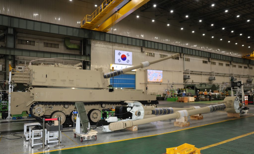 Investiție strategică în Dâmbovița: Hanwha Aerospace românește construiește viitorul apărării naționale Un nou pas major pentru industria de apărare din România a fost făcut în această săptămână, odată cu începerea construcției unei fabrici de vehicule blindate în localitatea Petrești, județul Dâmbovița