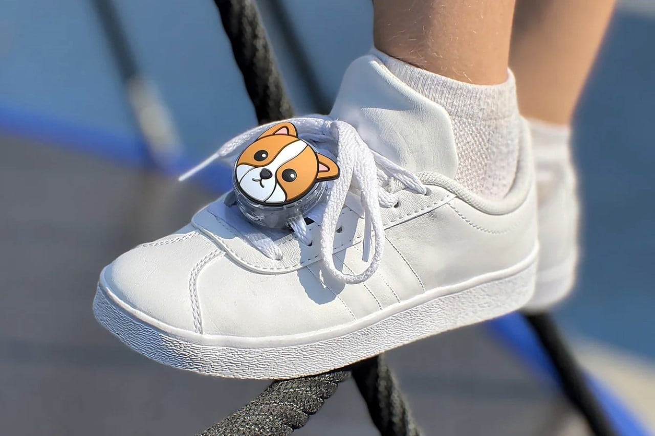 Pantofii pentru copii ascund un AirTag, iar dezbaterea despre limitele supravegherii în rândul minorilor a fost readusă în prim-plan de o inovație aparent simplă: încălțăminte care conține un compartiment ascuns pentru un dispozitiv de localizare