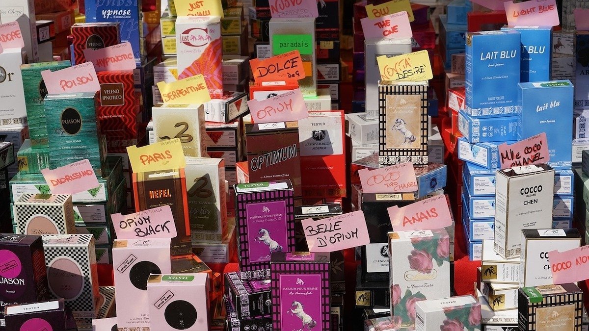 Traficul de parfumuri contrafăcute, o problemă tot mai stringenta în Europa, a fost de data aceasta oprit de autorități pe șoselele din sud-vestul țării