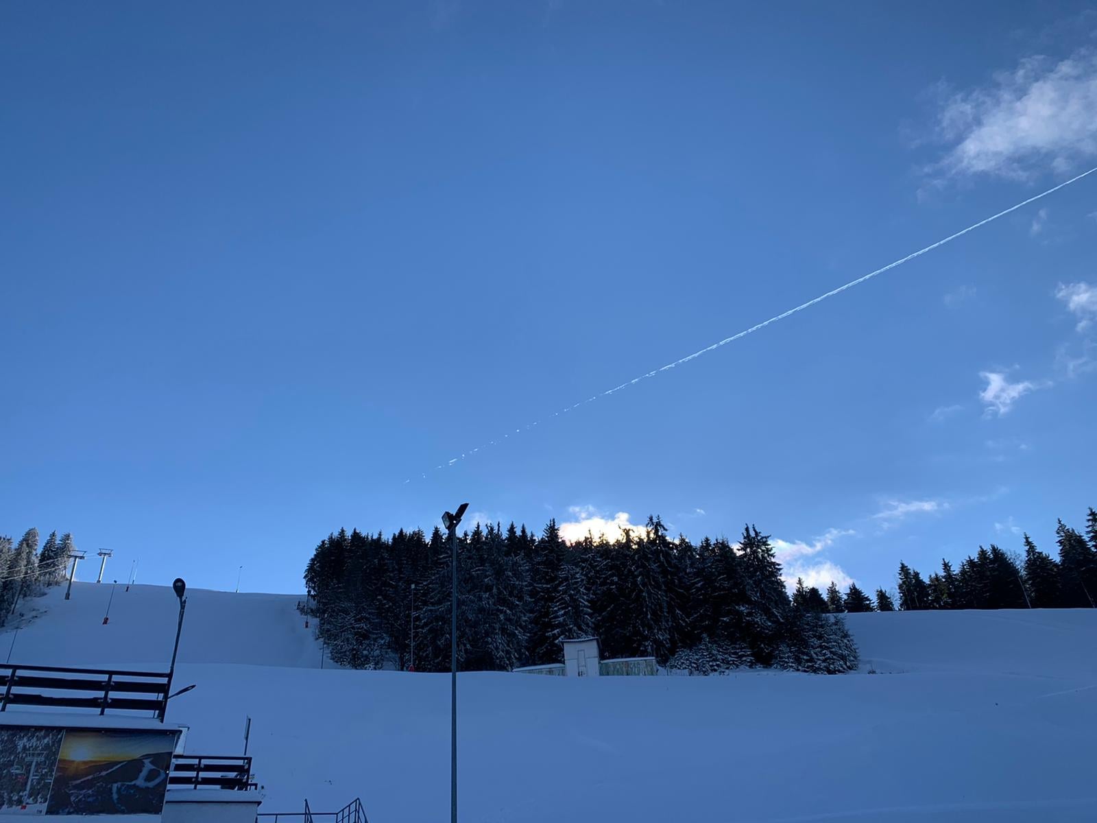 Primăria din Câmpani, județul Bihor, a descoperit cu surprindere că figurează ca proprietar parțial al uneia dintre cele mai vechi și cunoscute pârtii de schi din regiunile din apropierea Munților Apuseni, cea de la Vârtop