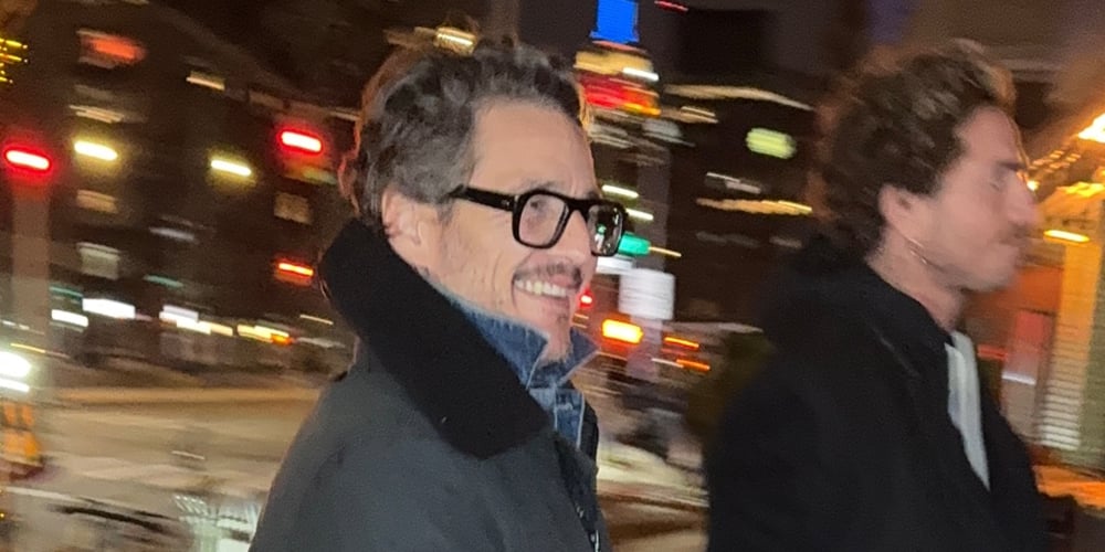 Pedro Pascal, o apariție elegantă în Manhattan alături de Rafael Olarra Actorul chilian Pedro Pascal, cunoscut din serialul de succes „The Last of Us”, a fost surprins luni seară în Manhattan, New York