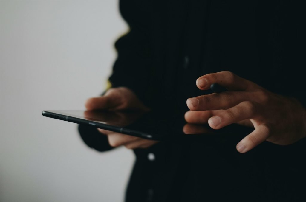 Tehnologie de spionaj fără precedent: Startup-ul israelian Radiant Research Labs a intrat în lumina reflectoarelor cu soluții radicale de supraveghere digitală Într-un moment în care supravegherea digitală devine tot mai subtilă și invazivă, un nou jucător a apărut pe scena tehnologică: Radiant Research Labs, un startup fondat în mai 2023, promite inovări spectaculoase, dar controversate