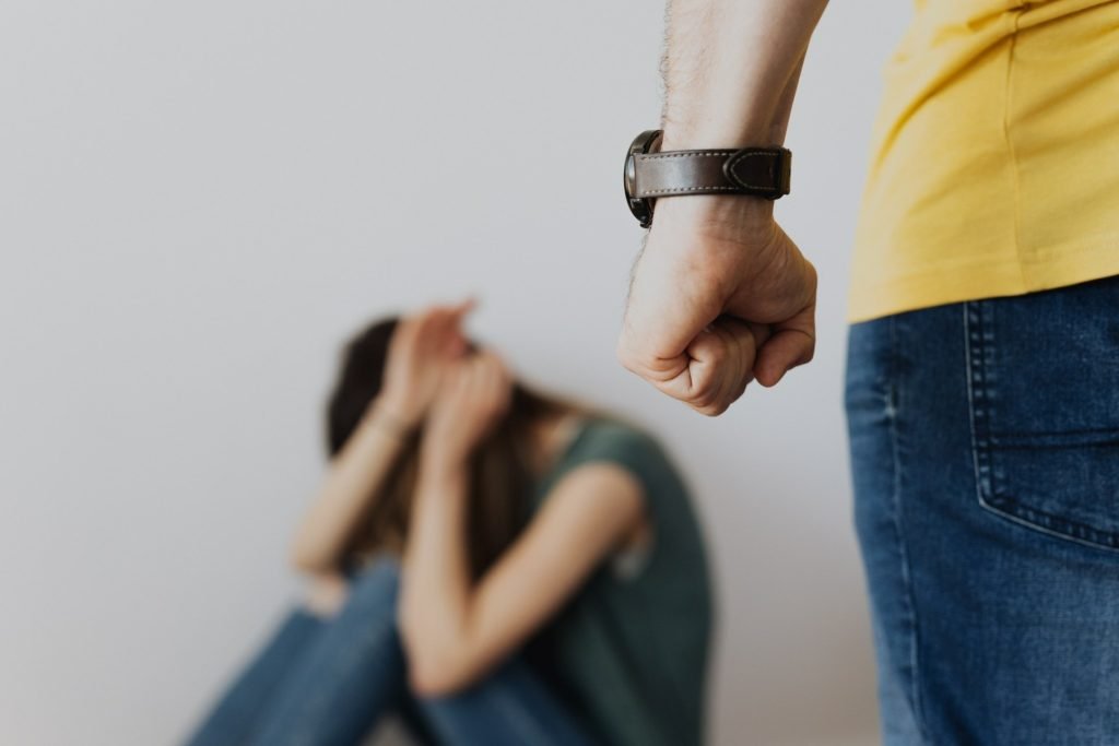 Proiect de lege dezbătut de Camera Deputaților introduce măsuri mai dure pentru agresorii domestici Camera Deputaților a adoptat miercuri, cu majoritate de voturi, un proiect legislativ care prevede măsuri mai eficiente pentru protejarea victimelor violenței domestice