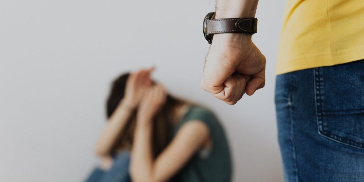 Proiect de lege dezbătut de Camera Deputaților introduce măsuri mai dure pentru agresorii domestici Camera Deputaților a adoptat miercuri, cu majoritate de voturi, un proiect legislativ care prevede măsuri mai eficiente pentru protejarea victimelor violenței domestice