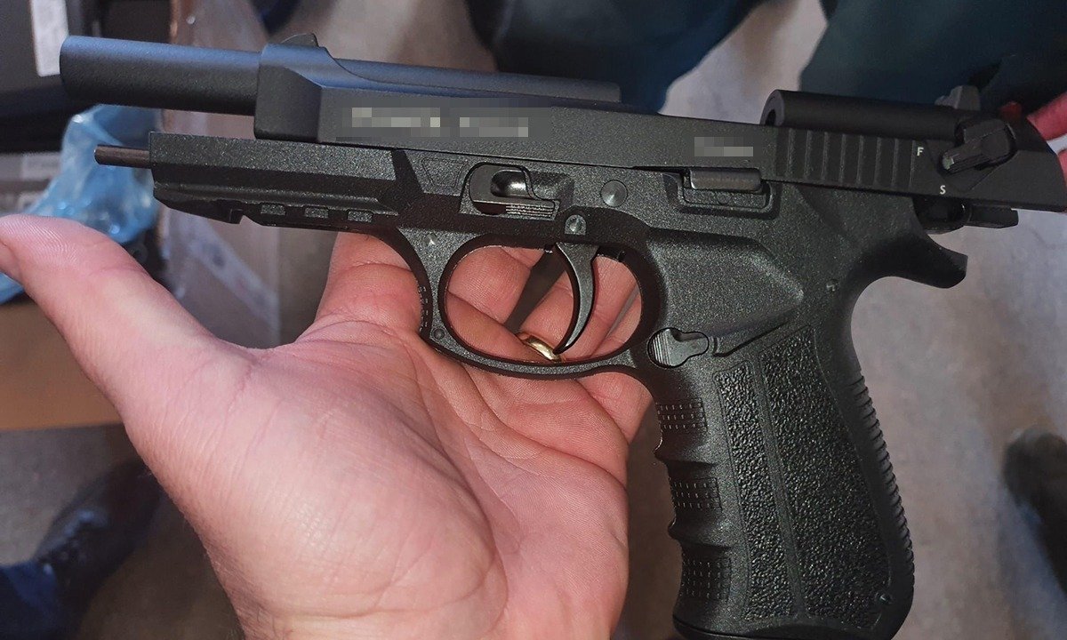 Scandal la o școală din Predeal: elev acuză conduita abuzivă a profesorilor și lipsa reacției autorităților Un student de 17 ani din Predeal a declanșat un val de îngrijorare în comunitatea locală și în rândul părinților, după ce a făcut public un mesaj anonim în care reclamă supus de abuzuri și probleme grave de conduită din partea cadrelor didactice la o instituție de învățământ din oraș