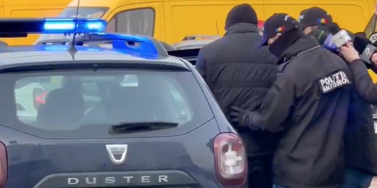 Patru persoane au fost reținute miercuri în cadrul unei operațiuni de amploare în domeniul pariurilor sportive, vizată de un dosar de înșelăciune care a dus la efectuarea a 34 de percheziții în șase județe și în Municipiul București