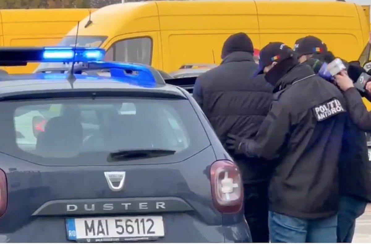 Patru persoane au fost reținute miercuri în cadrul unei operațiuni de amploare în domeniul pariurilor sportive, vizată de un dosar de înșelăciune care a dus la efectuarea a 34 de percheziții în șase județe și în Municipiul București