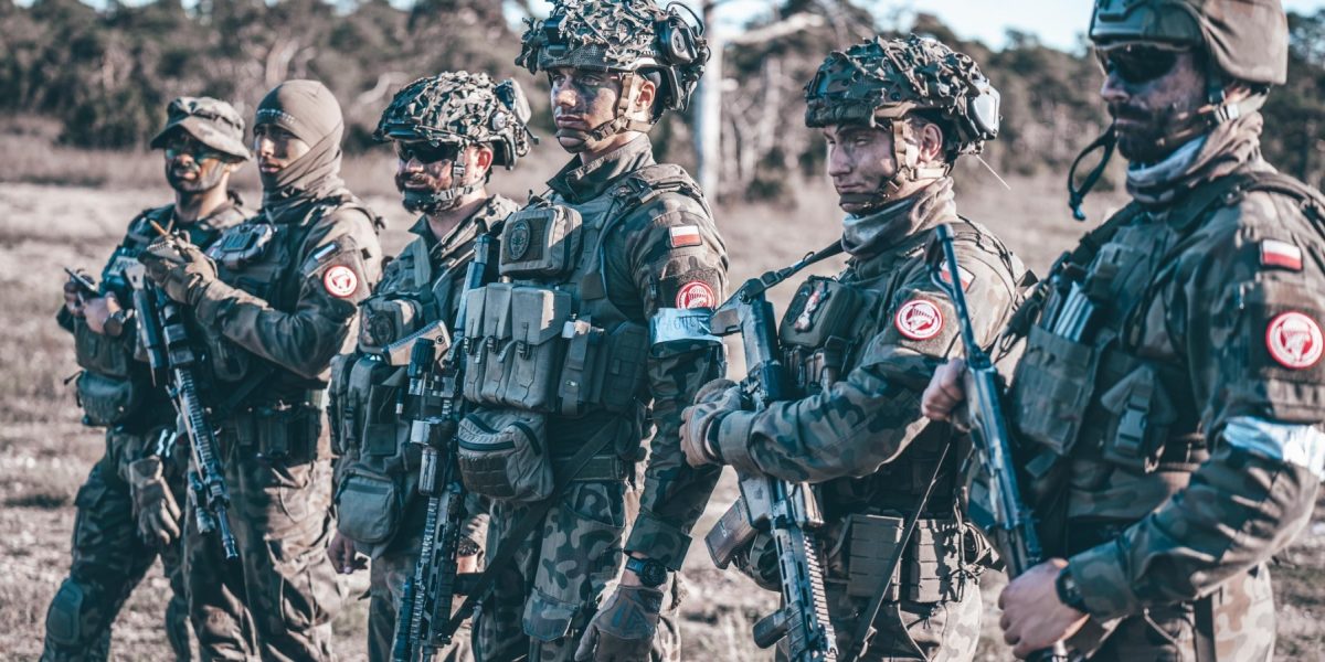 Polonia se află în alertă maximă: șeful Statului Major al Forțelor Armate avertizează cu privire la un pericol existențial, în condițiile în care modernizarea armatei naționale întâmpină întârzieri, în ciuda unor eforturi financiare record Polonia, statul din centrul Europei, traversează o perioadă tensionată, alimentată de sentimentele de insecuritate generate de agresiunea recentă a Rusiei în Ucraina