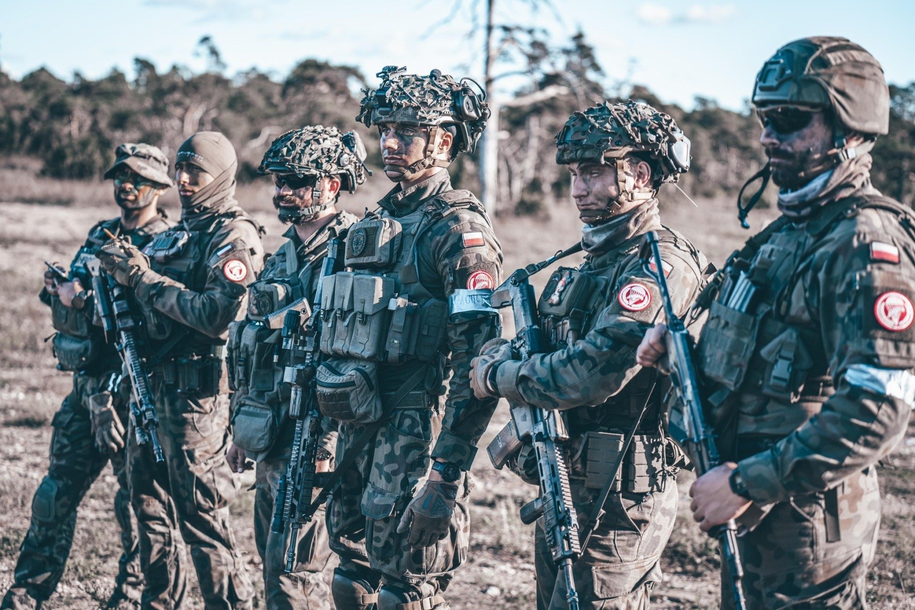 Polonia se află în alertă maximă: șeful Statului Major al Forțelor Armate avertizează cu privire la un pericol existențial, în condițiile în care modernizarea armatei naționale întâmpină întârzieri, în ciuda unor eforturi financiare record Polonia, statul din centrul Europei, traversează o perioadă tensionată, alimentată de sentimentele de insecuritate generate de agresiunea recentă a Rusiei în Ucraina