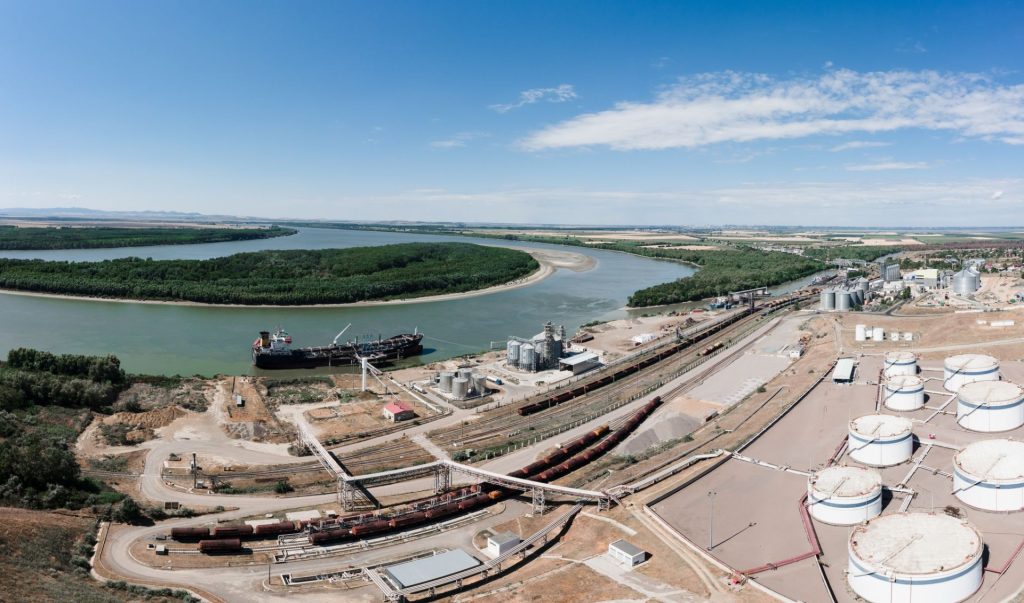 Guvernul României a anunțat recent finalizarea unei tranzacții de amploare, care vizează preluarea operatorului Portului Internațional Giurgiulești de către Administrația Porturilor Maritime Constanța