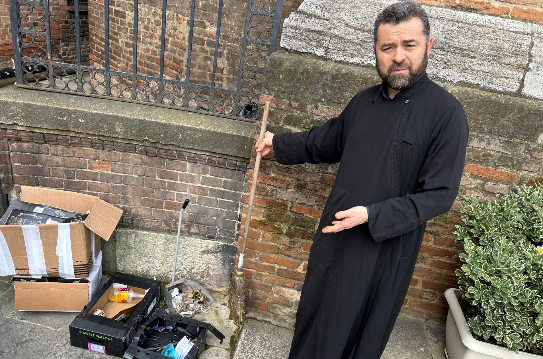 Preotul din Italia acuză tineri nord-africani de acte repetate de vandalism în curtea bisericii Un preot din Italia, Iuri Ursachi, de la o parohie situată în orașul Picenza, aproape de Milano, atrage atenția asupra unui fenomen ingrijorător de câteva luni încoace