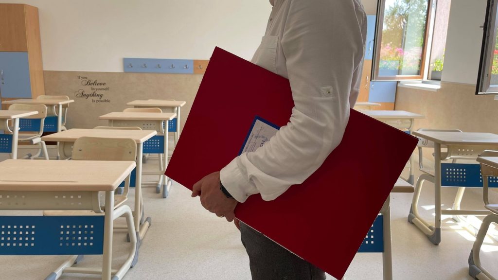 Ministrul Muncii pune punctul pe „i”: dacă legea salarizării din învățământ nu va fi supusă consultărilor cu sindicatele până la jumătatea lunii aprilie, va demisiona Liderii din domeniul educației stau din nou în aşteptarea unor măsuri concrete din partea autorităților, iar tensiunile din sistem se adâncesc pe fondul promisiunilor repetate privind creșterea salariilor și reformarea salariului unic
