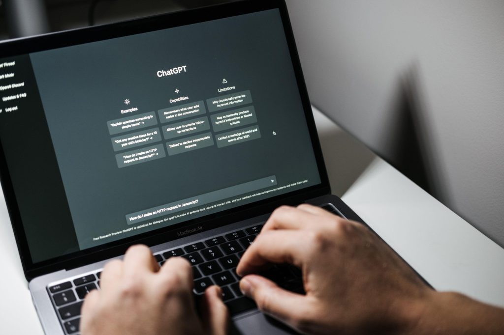 OpenAI introduce verificarea vârstei pentru ChatGPT, în efortul de a face inteligența artificială mai sigură pentru utilizatori adolescenți Într-un gest menit să crească gradul de siguranță pentru cei mai tineri utilizatori, OpenAI, compania din spatele avansatului model lingvistic ChatGPT, a anunțat marți implementarea verificării vârstei pentru toți utilizatorii săi