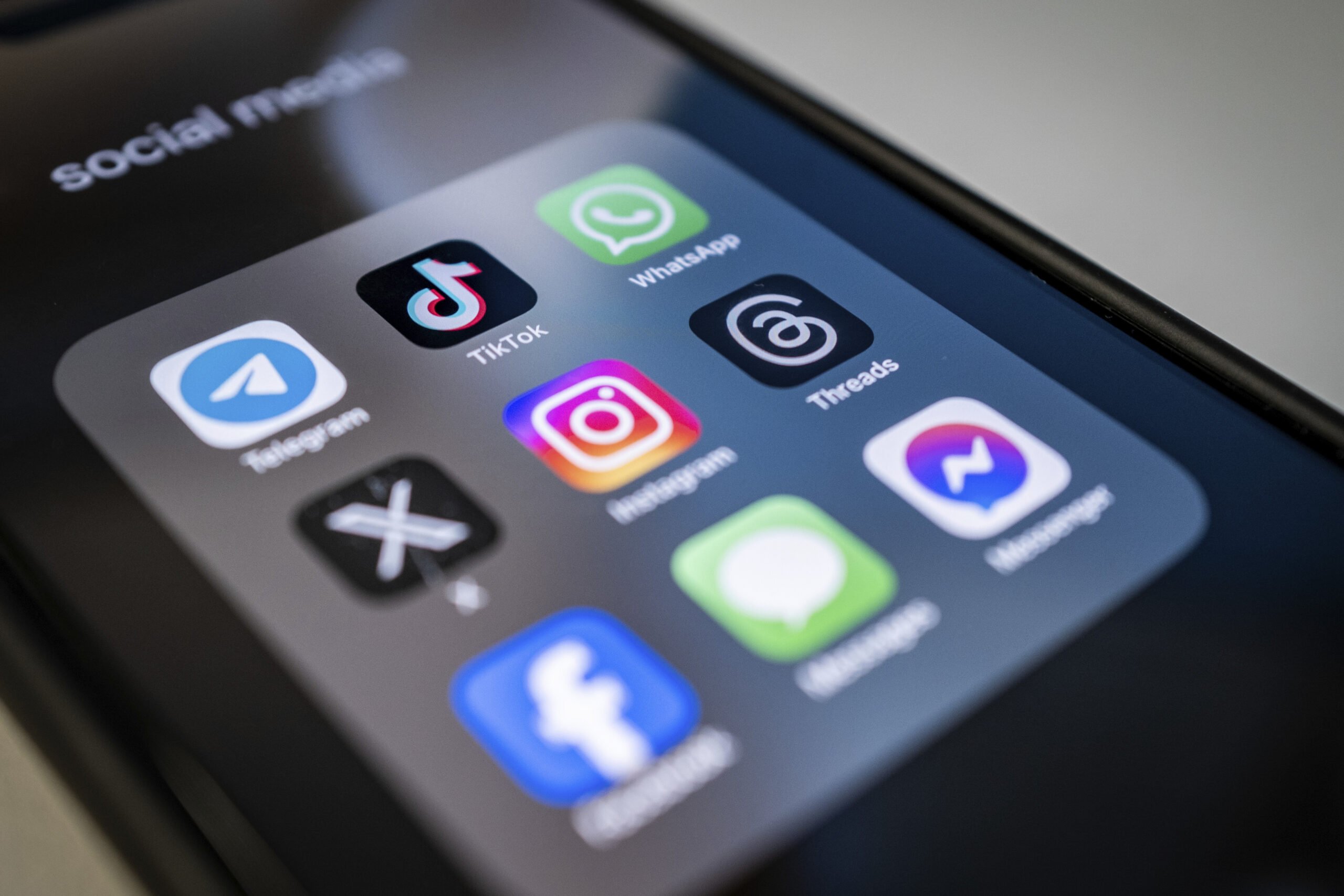 Autoritățile din domeniul tehnologiei încep să pună în discuție propunerea controversată de limitare a accesului minorilor la rețelele sociale, un proiect care a stârnit dezbateri aprinse atât în mediul tehnologic, cât și în rândul părinților și specialiștilor în educație