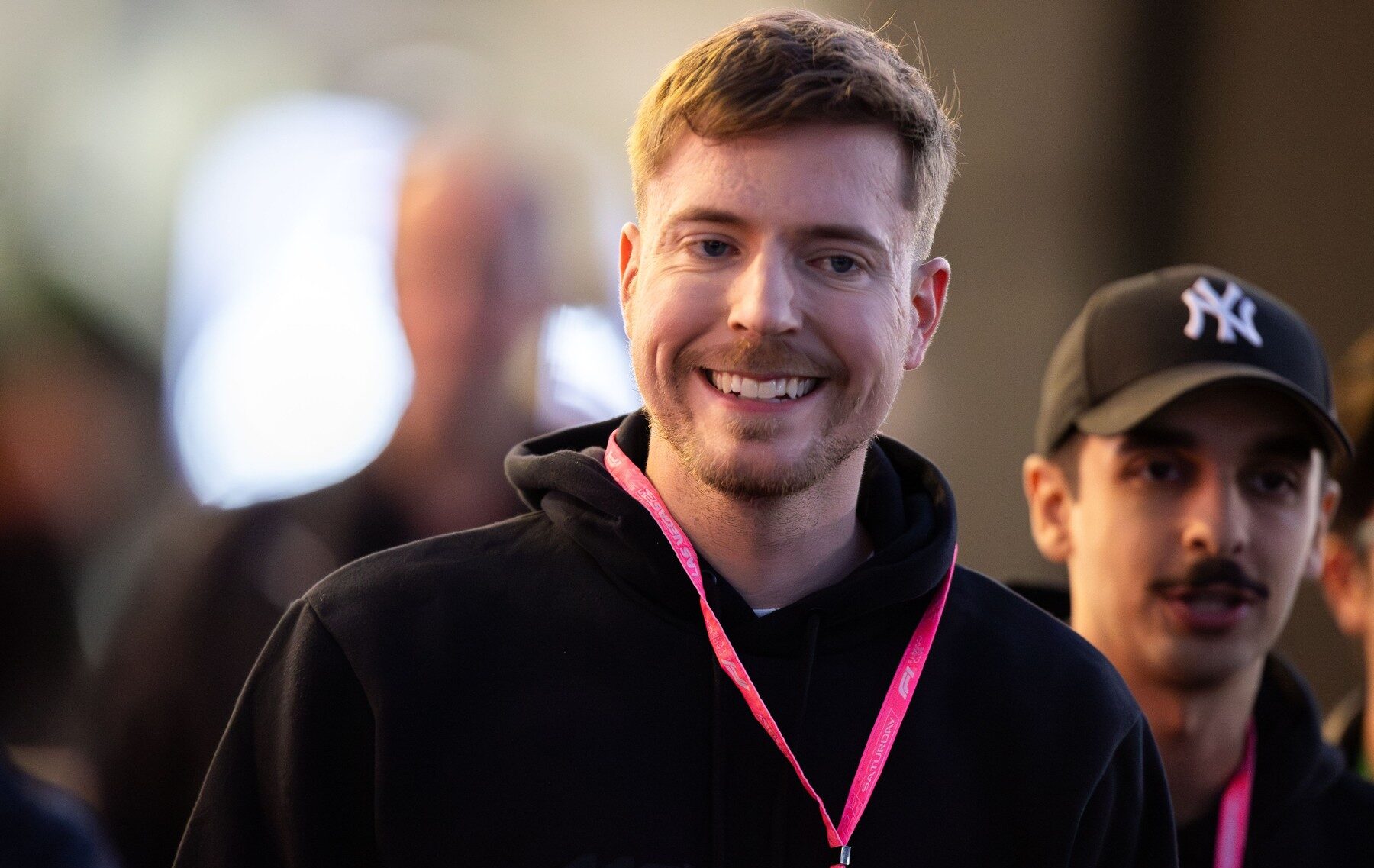 MrBeast, cel mai urmărit și influent YouTuber din lume, se pregătește să pășească în domeniul serviciilor financiare, achiziționând Step, o bancă online emergentă cu peste șapte milioane de clienți
