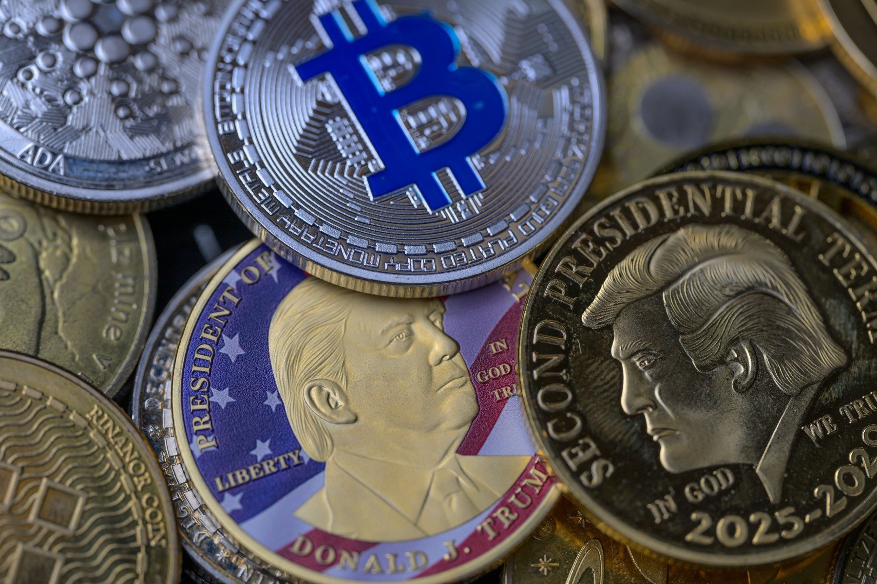 Trei suspecți arestați la Paris în ancouza unei tentative de jaf armat asupra unui lider în criptomonede Trei bărbați au fost oficial puși sub acuzare duminică, în Paris, în urma arestărilor legate de o tentativă de jaf armat asupra unui important reprezentant al sectorului criptomonedelor, cunoscut pentru administrarea Binance France, una dintre cele mai influente filiale ale gigantului internațional al criptomonedelor