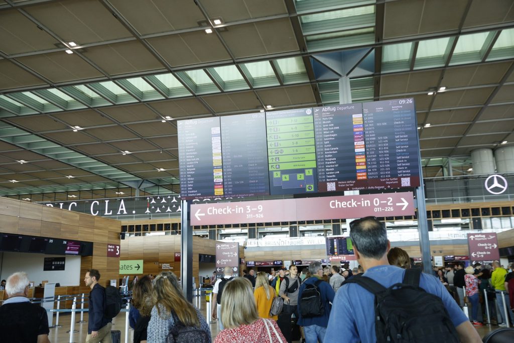 Furtună de proporții care a lovit Berlinul sâmbătă a avut un impact semnificativ asupra traficului aerian, evacuând planurile de zbor de pe Aeroportul Berlin-Brandenburg și complicând grav situația pasagerilor