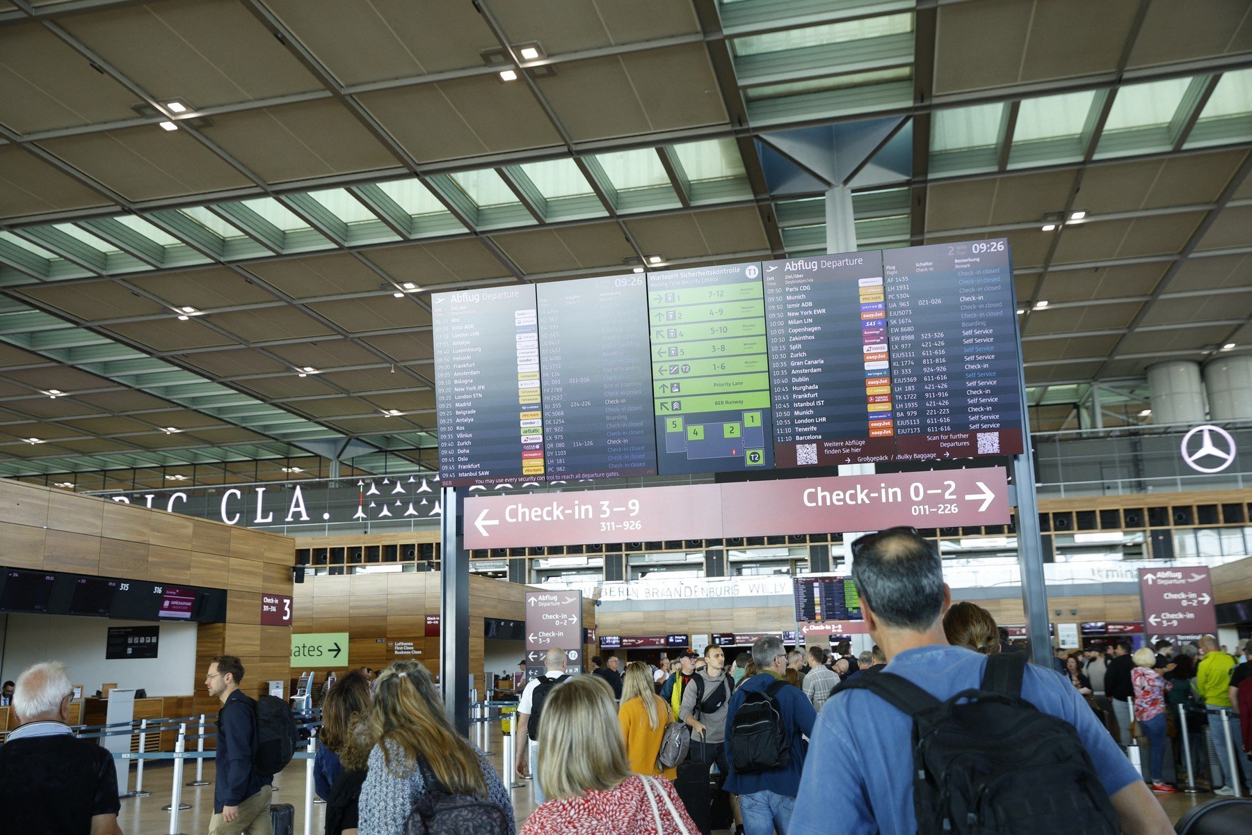 Furtună de proporții care a lovit Berlinul sâmbătă a avut un impact semnificativ asupra traficului aerian, evacuând planurile de zbor de pe Aeroportul Berlin-Brandenburg și complicând grav situația pasagerilor