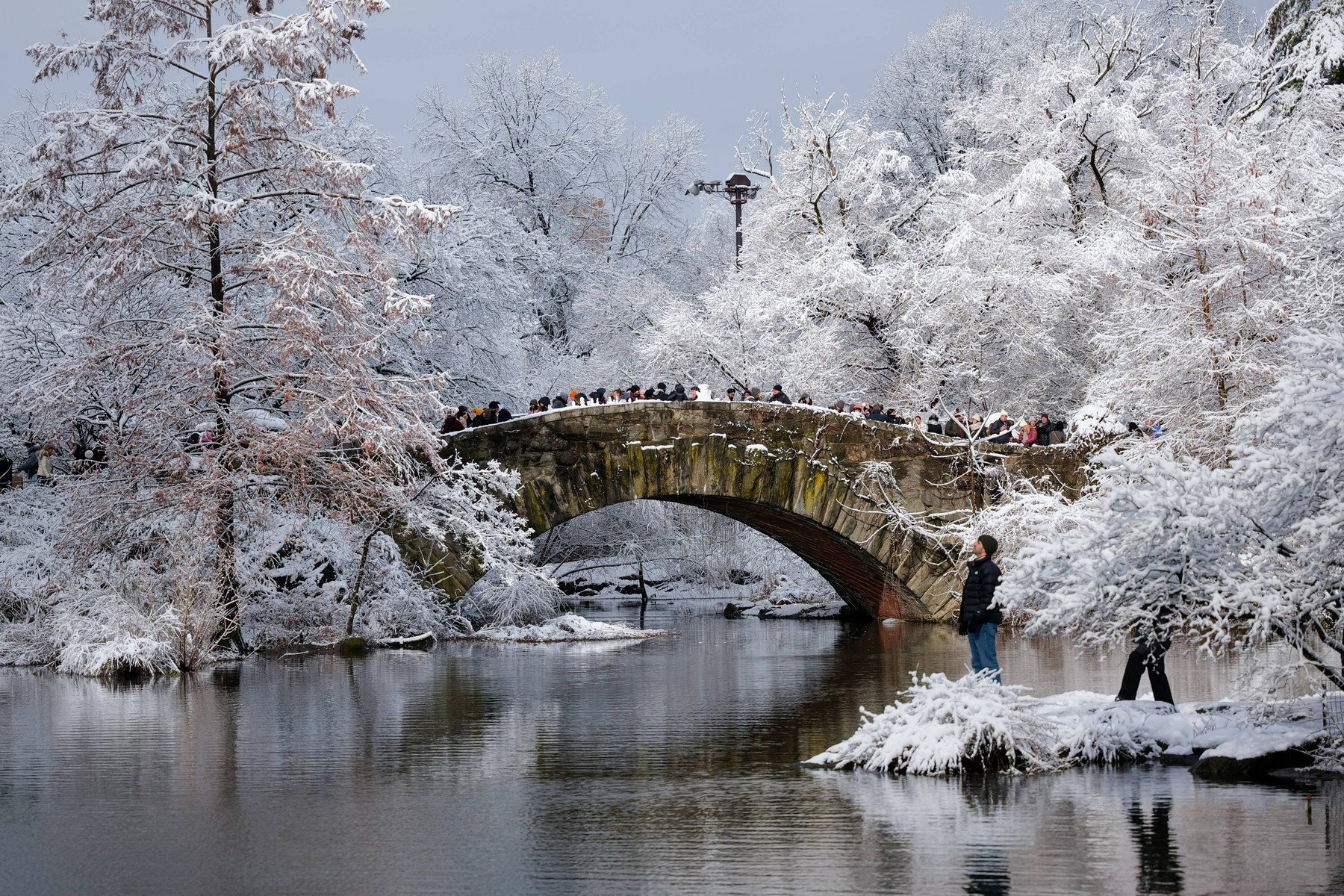 Tragedie în inima New York-ului: 14 decese cauzate de valul de frig extrem Valul de frig extrem care a lovit orașul New York în ultima săptămână a adus o tragedie de proporții, cu 14 vieți rămase sfârșite în aer liber, în condițiile aspre ale temperaturilor scăzute